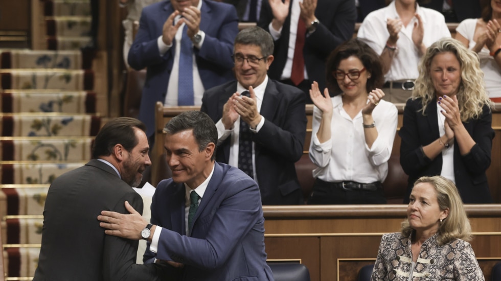MADRID, 26/09/2023.- El presidente del Gobierno en funciones, Pedro Sánchez, saluda al diputado del PSOE Óscar Puente (i), en la primera sesión del debate de investidura del candidato popular Alberto Núñez Feijóo a la Presidencia del Gobierno, este martes en el Congreso. EFE/Kiko Huesca