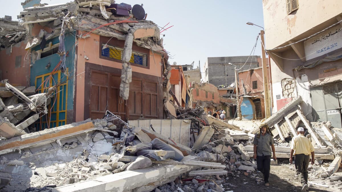 Las calles de Amizmiz, situada a unos 30 kilómetros del epicentro del terremoto, en las faldas del Atlas, llena de cascotes y escombros de edificios derruidos tras el terremoto que sacudió el suroeste del país la pasada madrugada.
