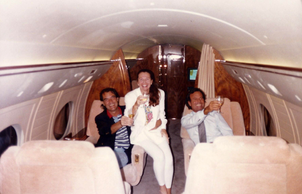 Ramón Arcusa y su esposa, Shura, con Julio en su avión.