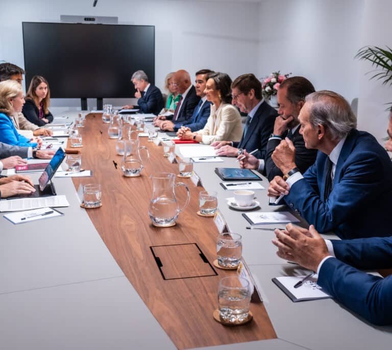 La agenda internacional de Calviño deja plantada a la banca española