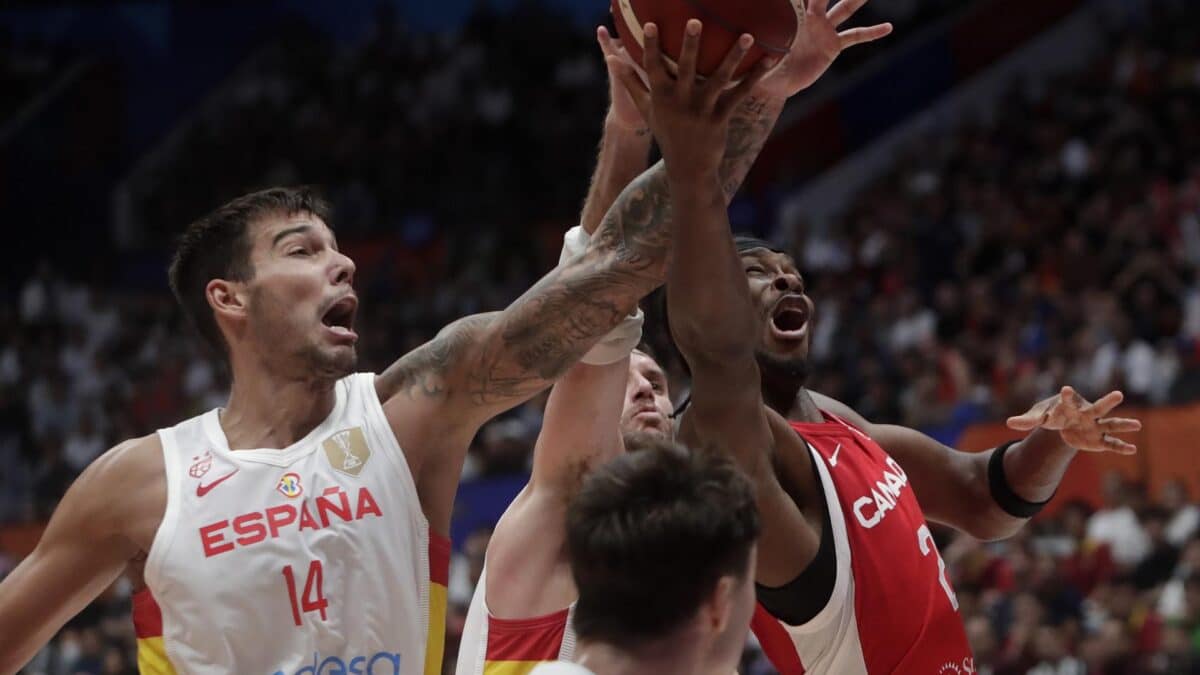 Willy Hernangomez de España pugna por la pelota durante el partido de segunda ronda de la fase de grupos de la Copa del Mundo de Baloncesto FIBA 2023 entre España y Canadá en Yakarta, Indonesia.