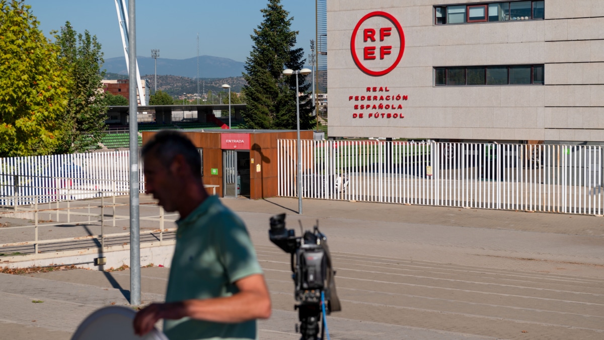 Vista de la sede de la Real Federación Española de Fútbol (RFEF) mientras la Guardia Civil registra las oficinas del Comité Técnico de Árbitros de la institución (Efe).