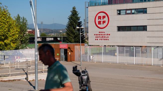 Vista de la sede de la Real Federación Española de Fútbol (RFEF) mientras la Guardia Civil registra las oficinas del Comité Técnico de Árbitros de la institución (Efe).