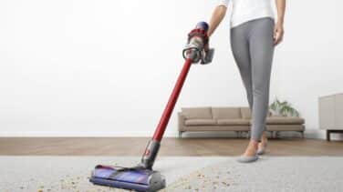 La aspiradora sin cable Dyson V10 ahora tiene 80 euros de descuento ¡y está volando en su web!