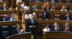 Los diputados de Vox se marchan del pleno y dejan los pinganillos en el escaño de Sánchez