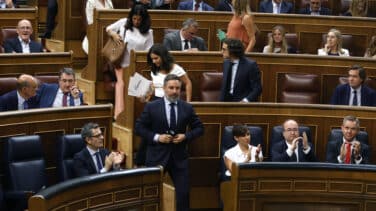 Los diputados de Vox se marchan del pleno y dejan los pinganillos en el escaño de Sánchez