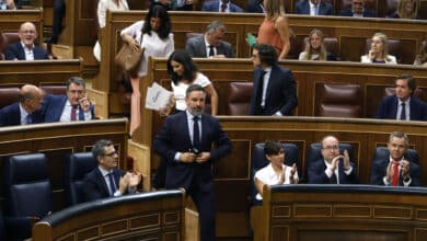 Los diputados de Vox se marchan del pleno y dejan los pinganillos en el escaño de Sánchez