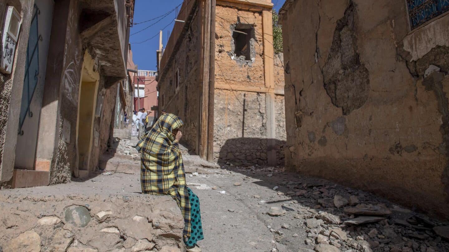 Una mujer entre edificios dañados por el terremoto en Marrakesh.