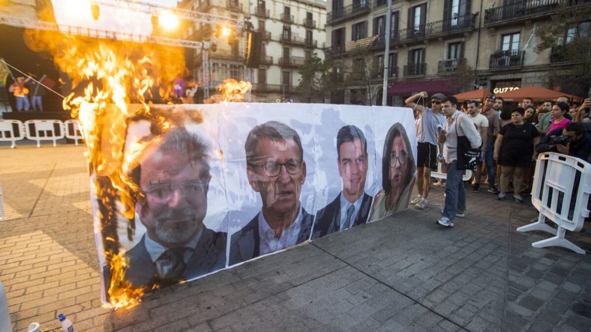 Manifestantes queman fotografías (i-d) del cabeza de lista de Vox al Congreso por Valencia, Carlos Flores; el presidente el PP, Alberto Núñez Feijóo?; el presidente del Gobierno en funciones, Pedro Sánchez, y la consejera de Salud de Baleares, Manuela García, durante la manifestación de la izquierda independentista en Barcelona con motivo de la Diada del 11 de septiembre