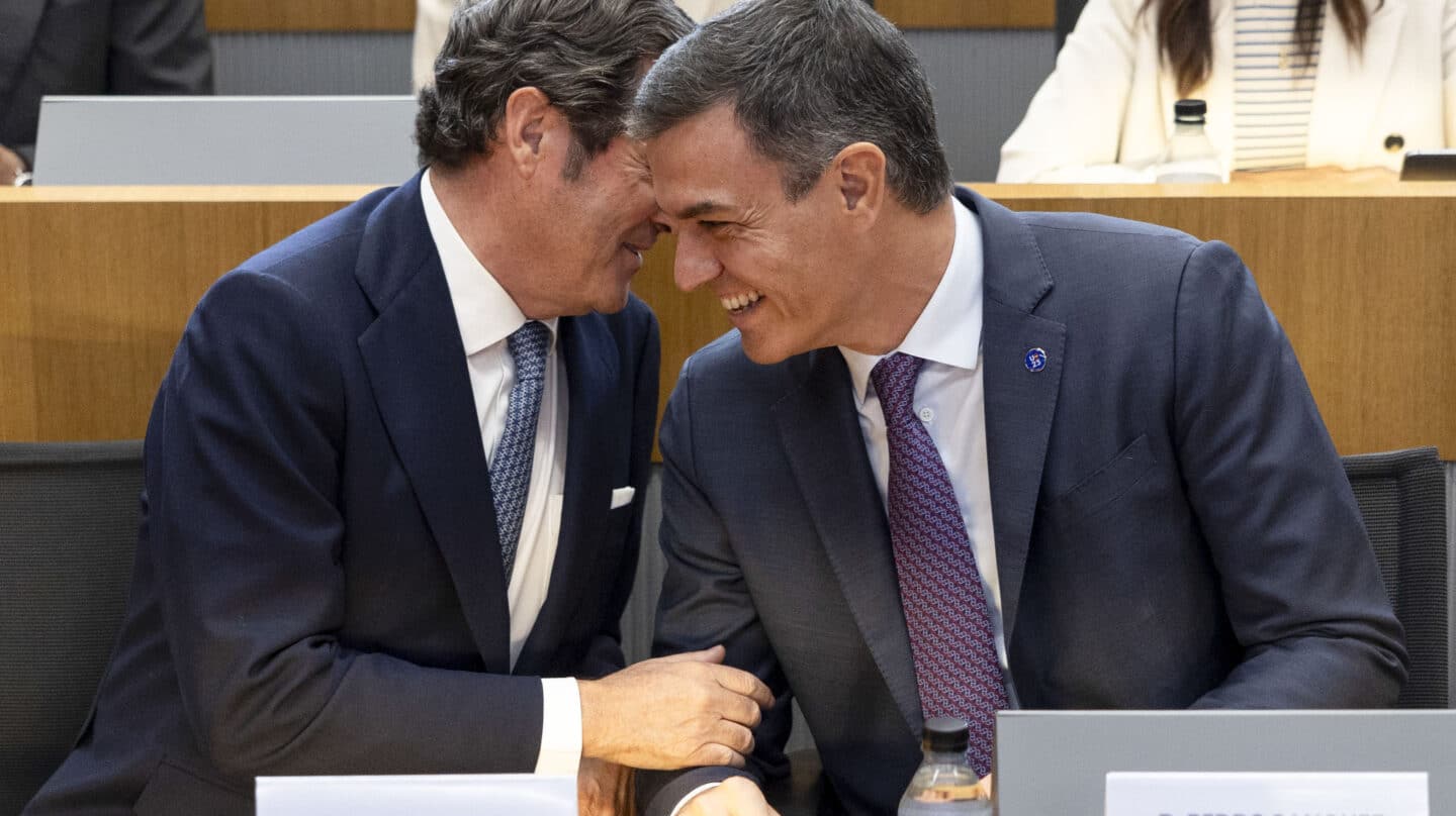 GRAF900. MADRID, 15/09/2023.- El presidente del Gobierno en funciones, Pedro Sánchez (d), junto al presidente de la CEOE, Antonio Garamendi, durante el acto en el que fue presentada la propuesta estratégica de la Presidencia española de la UE para fortalecer la seguridad económica y el liderazgo global de la UE en esta década, este viernes, en la sede de la CEOE en Madrid. EFE/ Daniel González