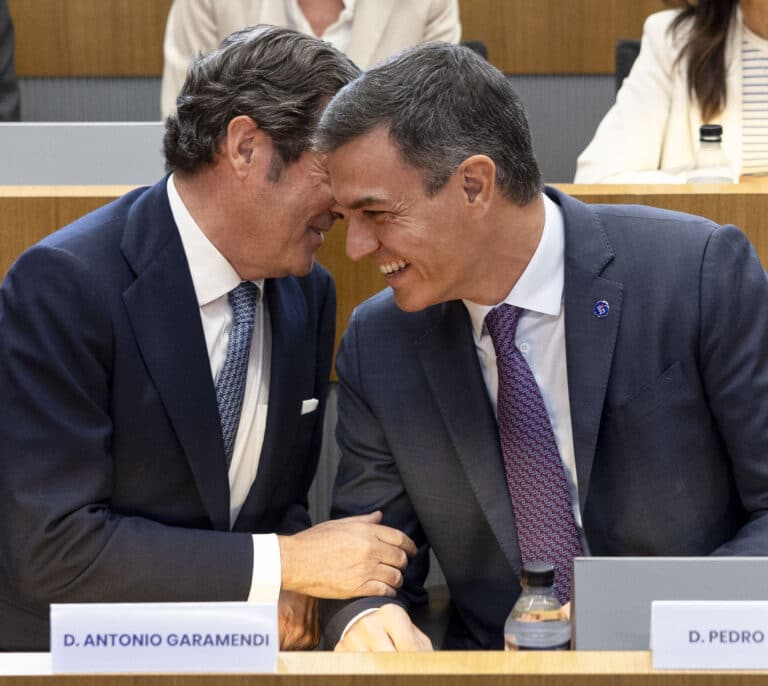 Sánchez promete ser "coherente con la letra y espíritu de la Constitución" y carga contra la actitud "nociva" de Feijóo