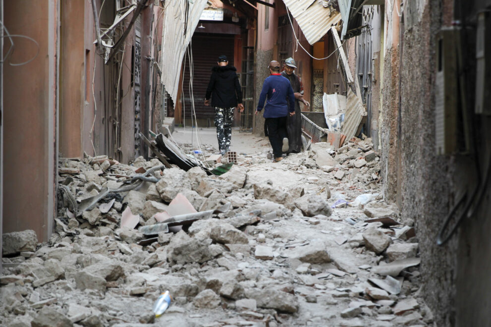 Destrozos en una calle de Marrakech a primera hora de este sábado.