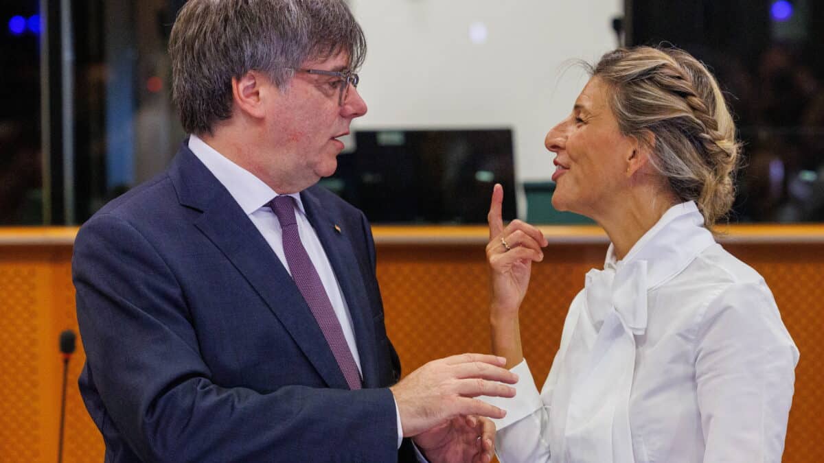 El 'expresident' de la Generalitat de Catalunya Carles Puigdemont (i) y la vicepresidenta segunda del Gobierno y líder de Sumar, Yolanda Díaz (d), conversan tras su reunión este 4 de septiembre en Bruselas.