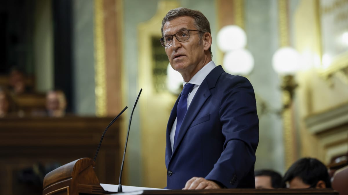 El presidente del Partido Popular y candidato a la investidura, Alberto Núñez Feijóo, interviene en la primera sesión de su debate de investidura a la Presidencia del Gobierno, este martes en el Congreso.