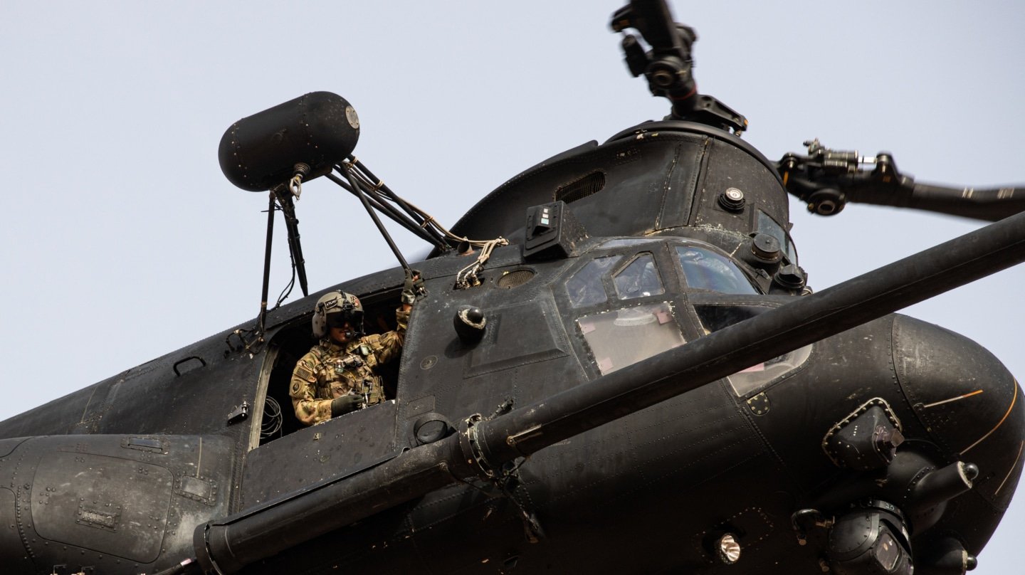 Soldados a bordo de un helicóptero Chinook en Tifnit (Marruecos) en un ejercicio conjunto de Estados Unidos y Marruecos.