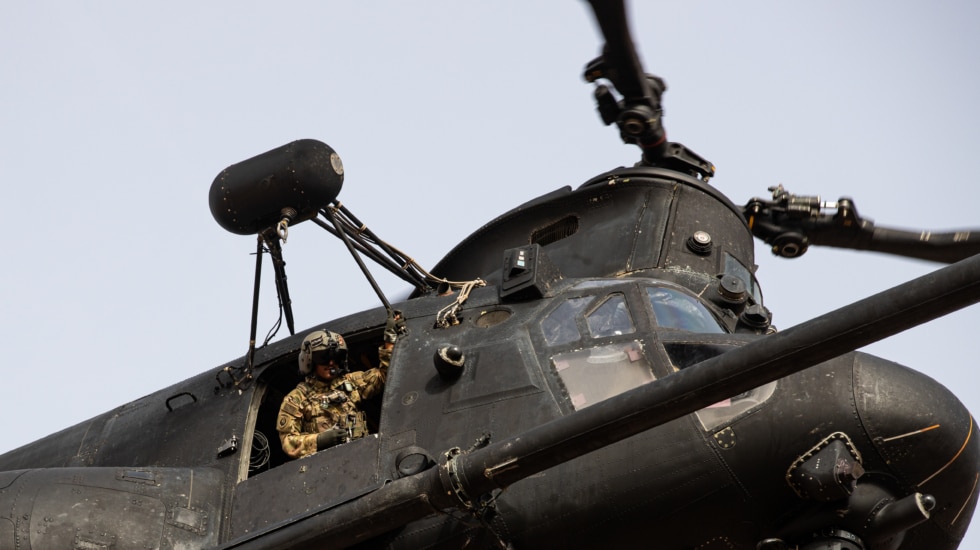Soldados a bordo de un helicóptero Chinook en Tifnit (Marruecos) en un ejercicio conjunto de Estados Unidos y Marruecos.