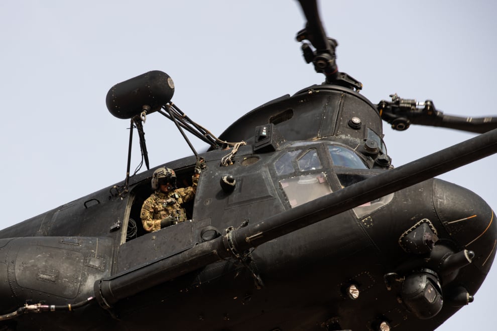 Soldados a bordo de un helicóptero Chinook en Tifnit (Marruecos) en un ejercicio conjunto de Estados Unidos y Marruecos.