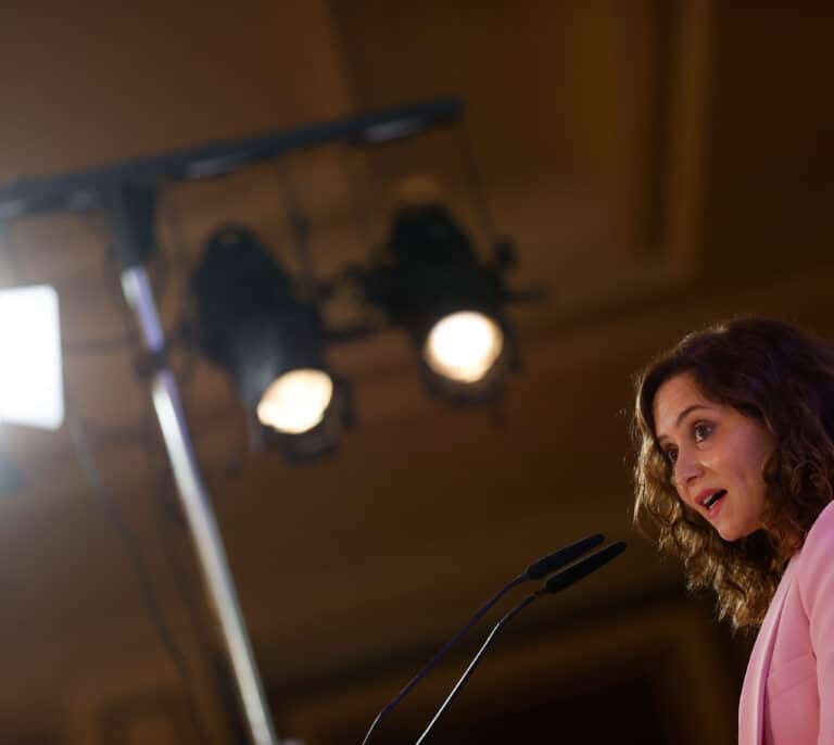 Ayuso defiende el "acto de valentía" de Felipe González en plena "ruptura" del PSOE