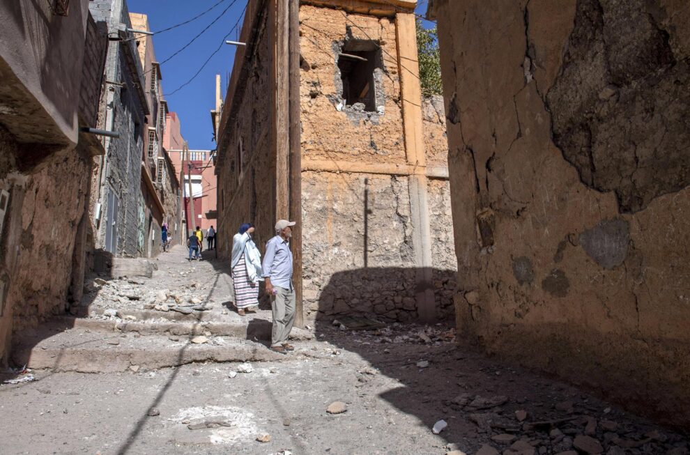 Vecinos de Marrakesh en una de las zonas más afectadas de la ciudad.