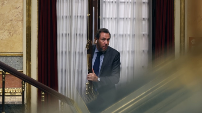 El diputado socialista Óscar Puente en un receso de la segunda jornada del debate de investidura del candidato Alberto Núñez Feijóo en el Congreso. El diputado socialista Óscar Puente en un receso de la segunda jornada del debate de investidura del candidato Alberto Núñez Feijóo en el Congreso.