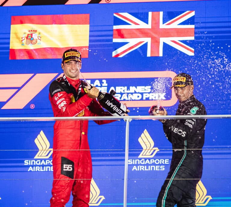 Carlos Sainz gana el GP de Singapur: La 34 llega antes que la 33