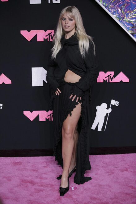 La cantante y actriz Renée Rapp, protagonista de 'La vida sexual de las universitarias', en la alfombra rosa de los MTV VMAs