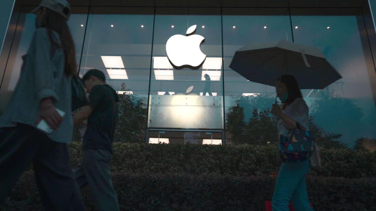 Un grupo de personas pasa por delante de una Apple Store en Shanghai, China, el 13 de septiembre de 2023, un día después de que la empresa presentara el último iPhone 15.