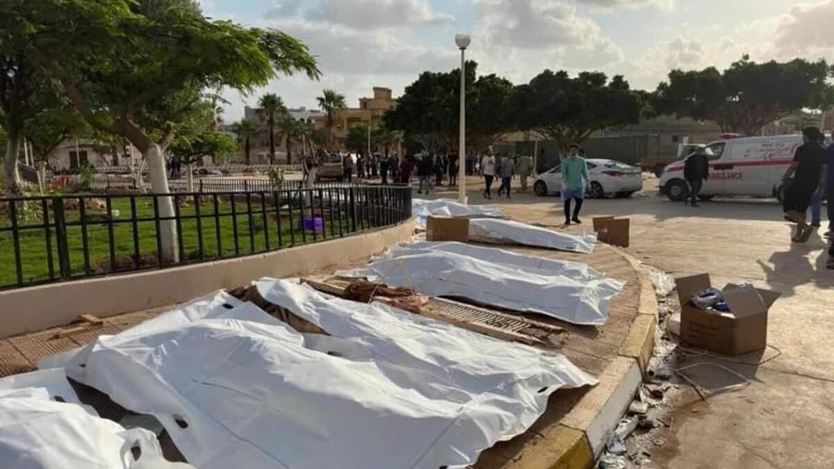 Cientos de cadáveres se amontonan en las orillas y en las plazas públicas de la ciudad de Derna.