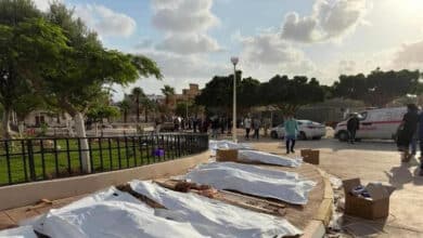 Cadáveres amontonados en las calles de Derna: "Hemos enterrado a mil personas sin identificar"