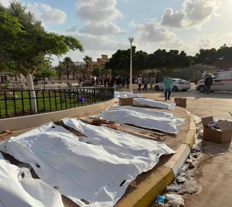Cadáveres amontonados en las calles de Derna: "Hemos enterrado a mil personas sin identificar"
