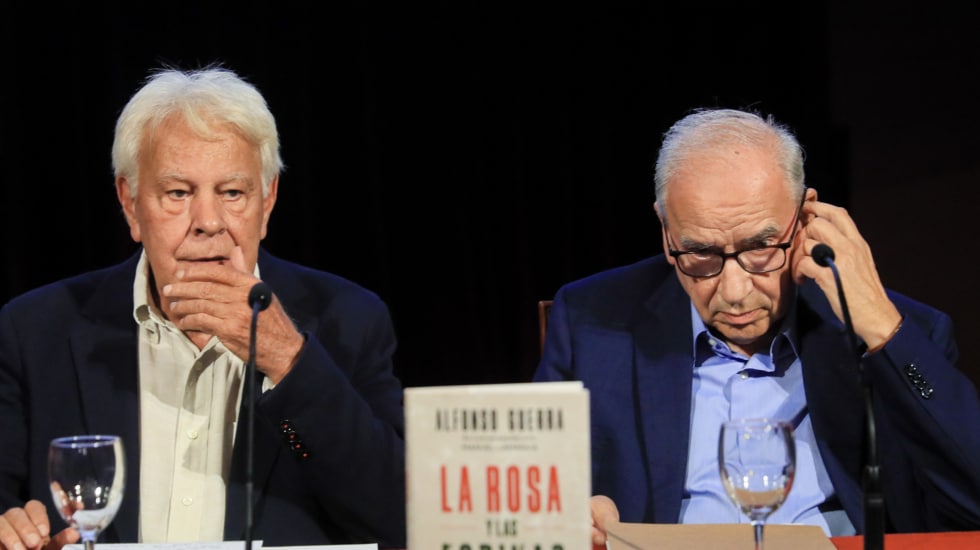 MADRID, 20/09/2023.- El ex vicepresidente del Gobierno Alfonso Guerra (d), junto al ex presidente del Gobierno Felipe González (i), durante la presentación de su libro 'La rosa y las espinas: El hombre detrás del político', este miércoles en el Ateneo de Madrid. EFE/ Fernando Alvarado