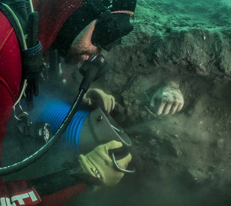 El tesoro de un templo faraónico emerge tras dos milenios en el fondo del mar