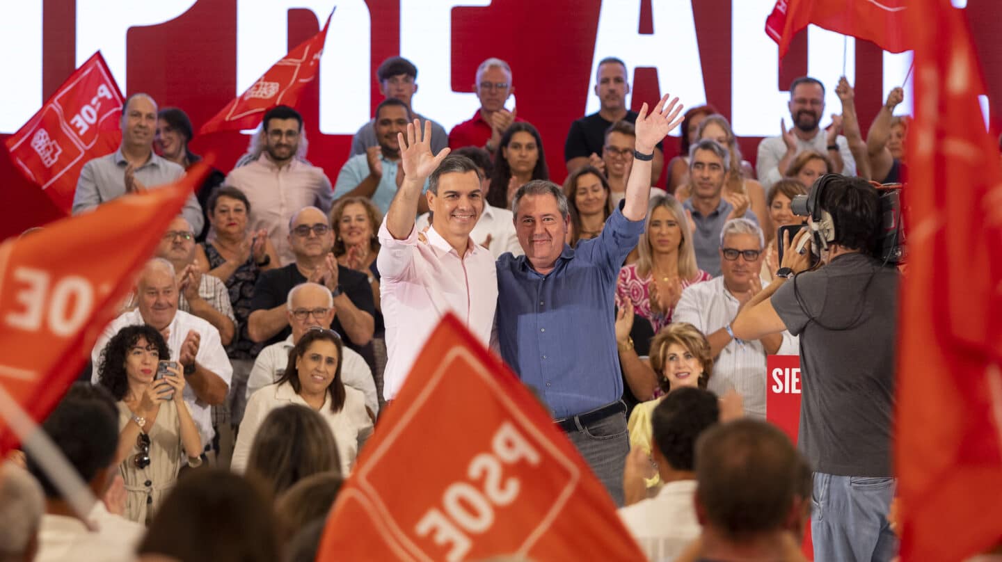 Málaga (ANDALUCÍA) 02/09/2023. El presidente del Gobierno en funciones, Pedro Sánchez, (i) saluda a los asistentes y es aclamado junto al secretario general del PSOE Andalucía Juan Espadas (d) en un acto del PSOE en el hotel NH de Málaga. EFE/ Álvaro Cabrera