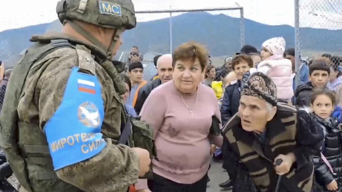 Imagen del ministerio de Defensa ruso en tareas de evacuación en Nagorno-Karabaj
