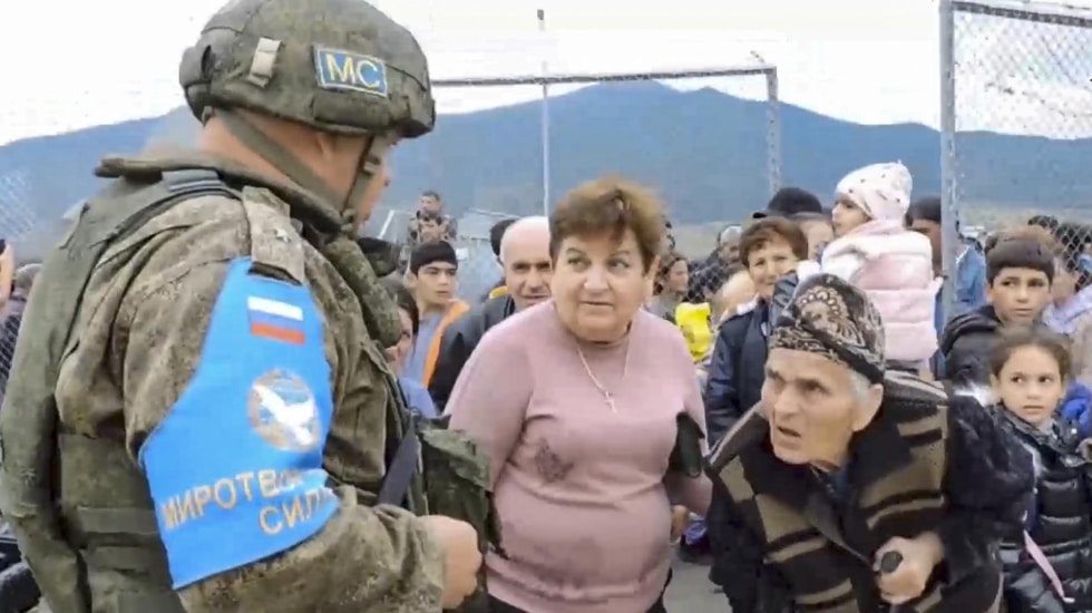 Imagen del ministerio de Defensa ruso en tareas de evacuación en Nagorno-Karabaj
