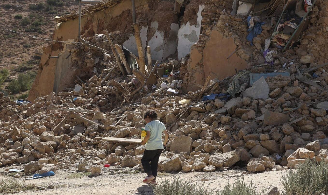 Una niña camina entre los escombros causados por el terremoto al sur de la localidad de Marrakech.