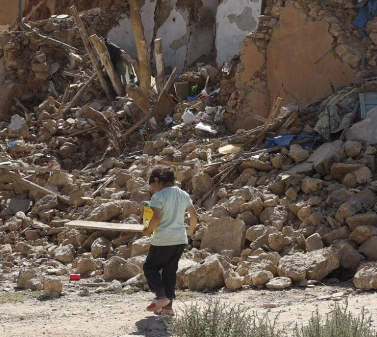 "Salvar" a las niñas huérfanas del terremoto: los mensajes que alertan del tráfico sexual en Marruecos