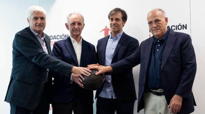 La FUNDACIÓN LALIGA y FEAFV se unen para ofrecer talleres de reminiscencia a través del fútbol en residencias