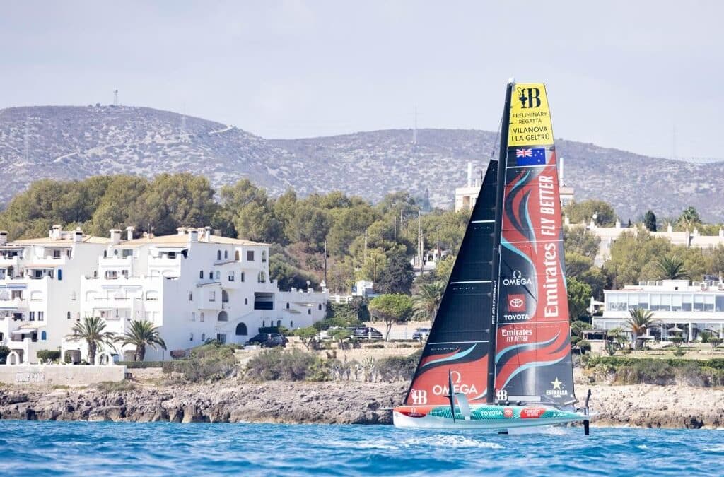 El AC40 del equipo Defensor de la America's Cup, Emirates Team New Zealand, en acción frente a la costa del Garraf