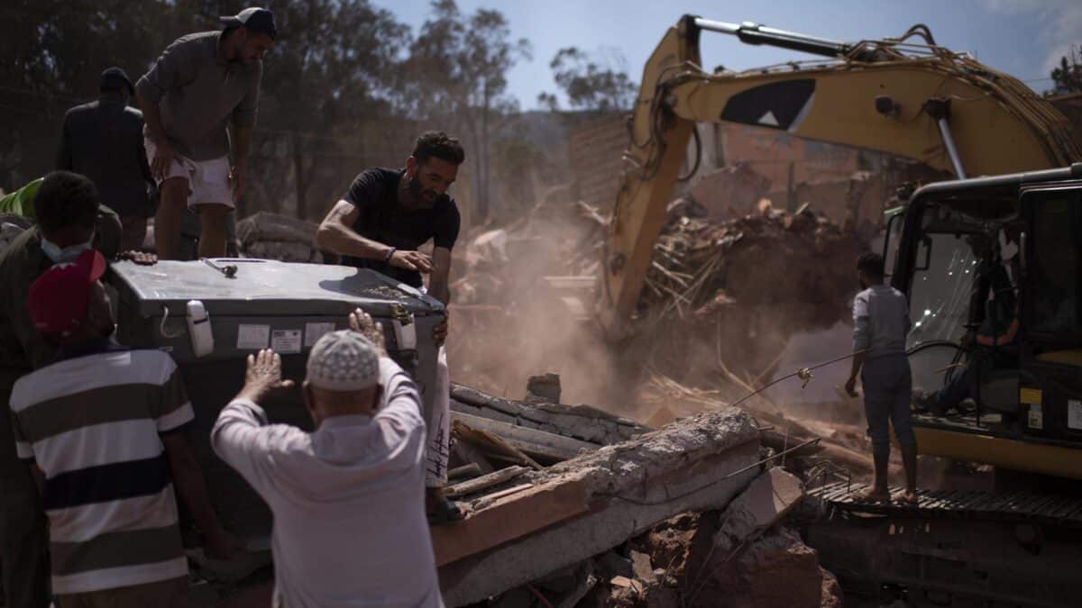Vecinos ayudan a las tareas de rescate en Ouercane (Marruecos).