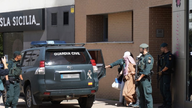 Agentes de la Guardia Civil trasladan a la mujer que ha sido detenida esta mañana en el barrio de Zabalgana de Vitoria (Efe).