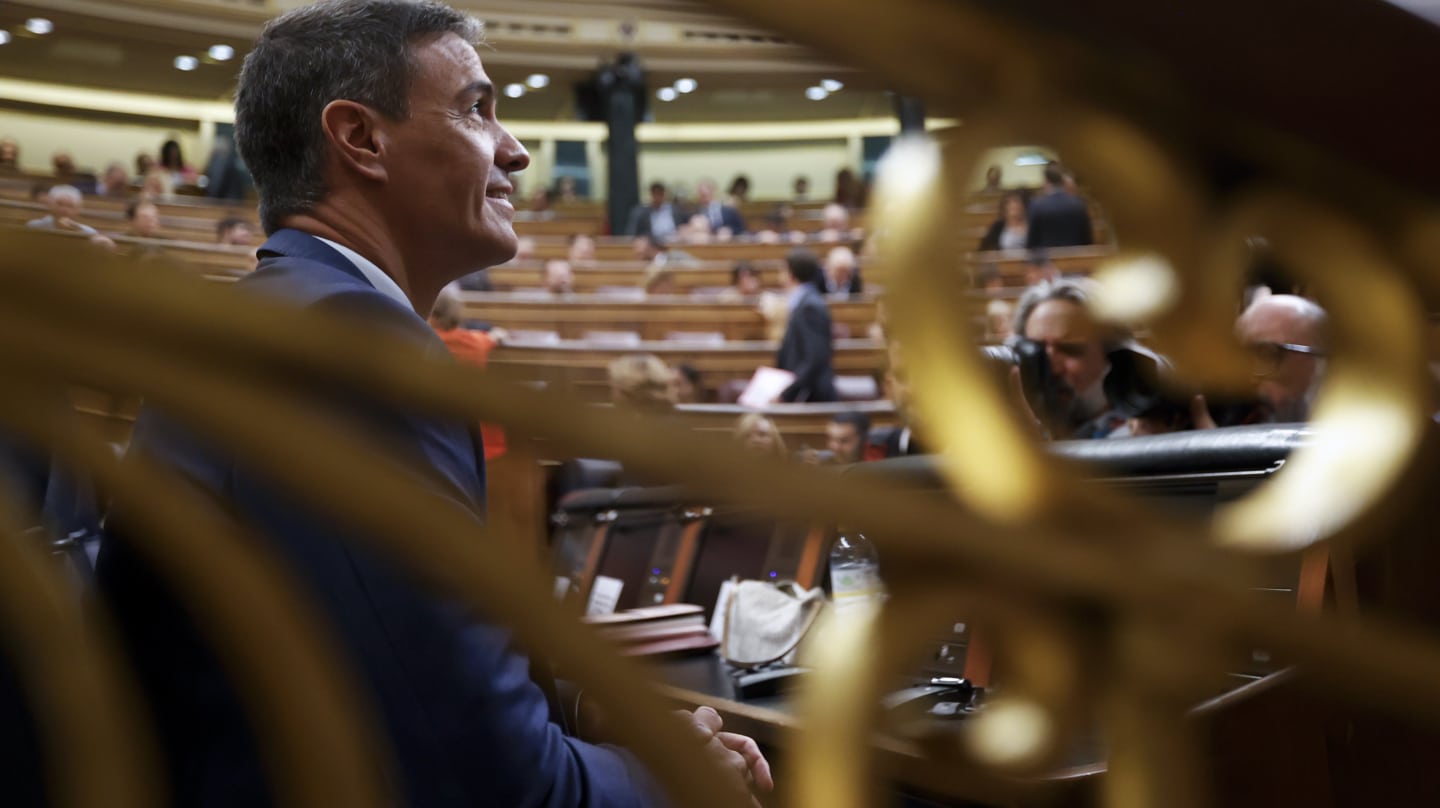 MADRID, 29/09/2023.- El presidente del Gobierno en funciones, Pedro Sánchez en el hemiciclo antes de la segunda votación a la investidura del candidato popular Alberto Núñez Feijóo, este viernes en el Congreso. EFE/Juan Carlos Hidalgo