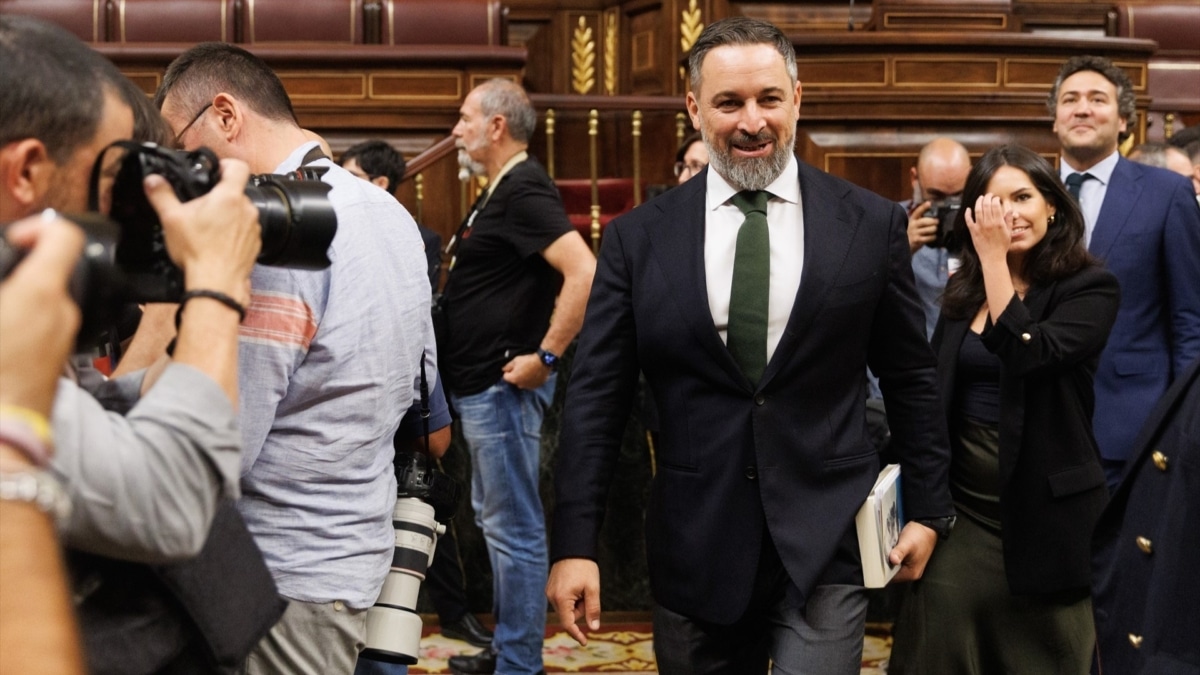 El presidente de Vox, Santiago Abascal, antes de su intervención en el pleno de investidura de Alberto Núñez Feijóo.