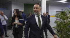 Feijóo y Abascal se citan este martes en el Congreso para abordar la investidura