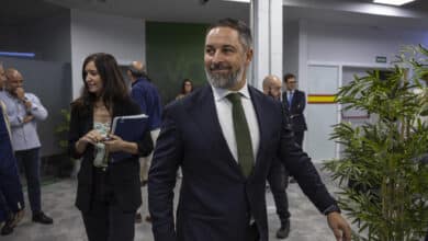 Feijóo y Abascal se citan este martes en el Congreso para abordar la investidura