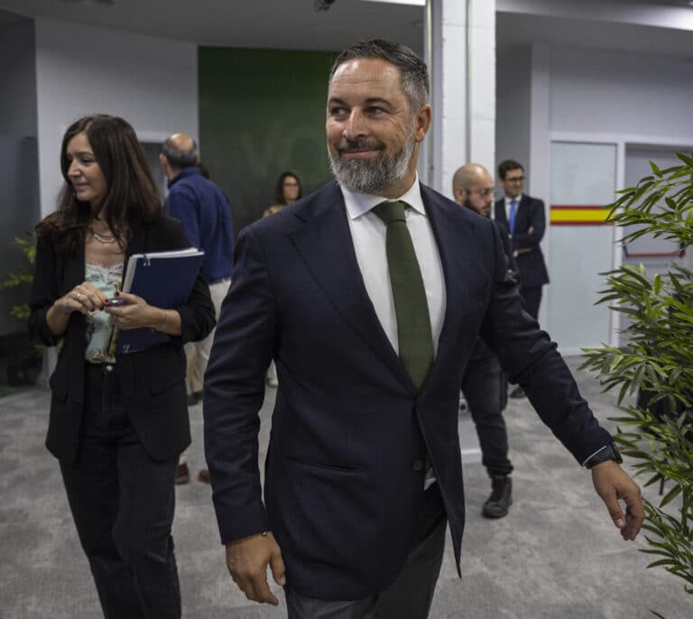 Feijóo y Abascal se citan este martes en el Congreso para abordar la investidura