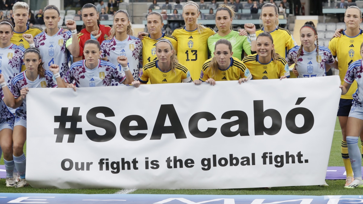 Las jugadoras de España y Suecia con la pancarta "#SeAcabó" en Gotemburgo.