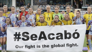 Las jugadoras de la selección femenina saltan al campo en Göteborg con pancarta y puño en alto: "Se acabó"