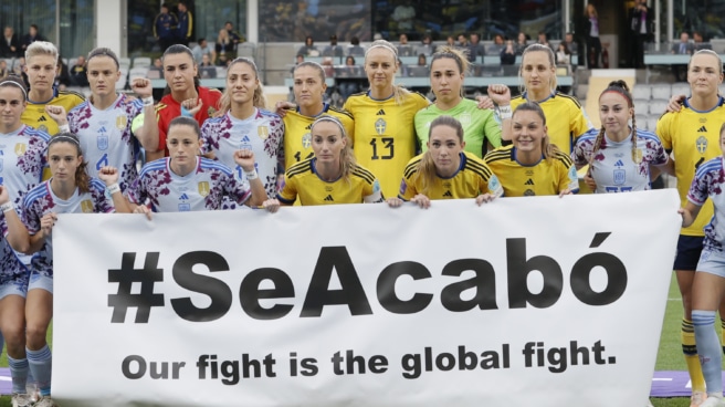 Las jugadoras de la selección femenina saltan al campo en Göteborg con pancarta y puño en alto: "Se acabó" Las jugadoras de España y Suecia con la pancarta "#SeAcabó" en Gotemburgo.