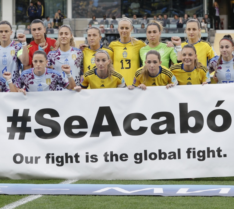 Las jugadoras de la selección femenina saltan al campo en Göteborg con pancarta y puño en alto: "Se acabó"